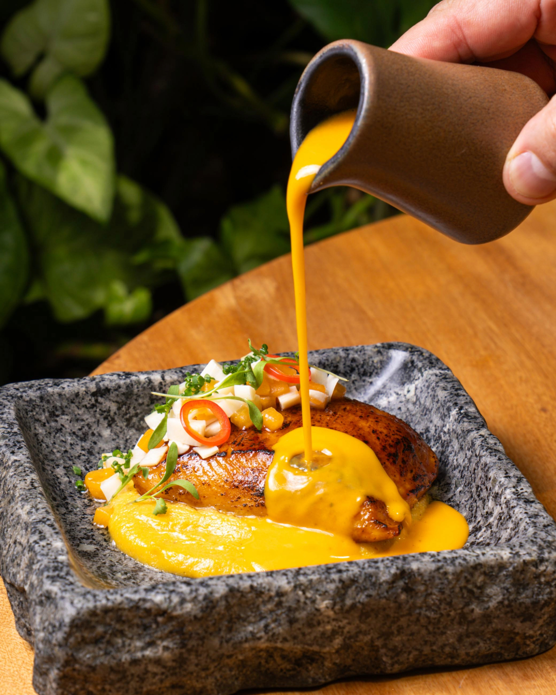 Plato de cocina nikkei en Osaka Bogotá