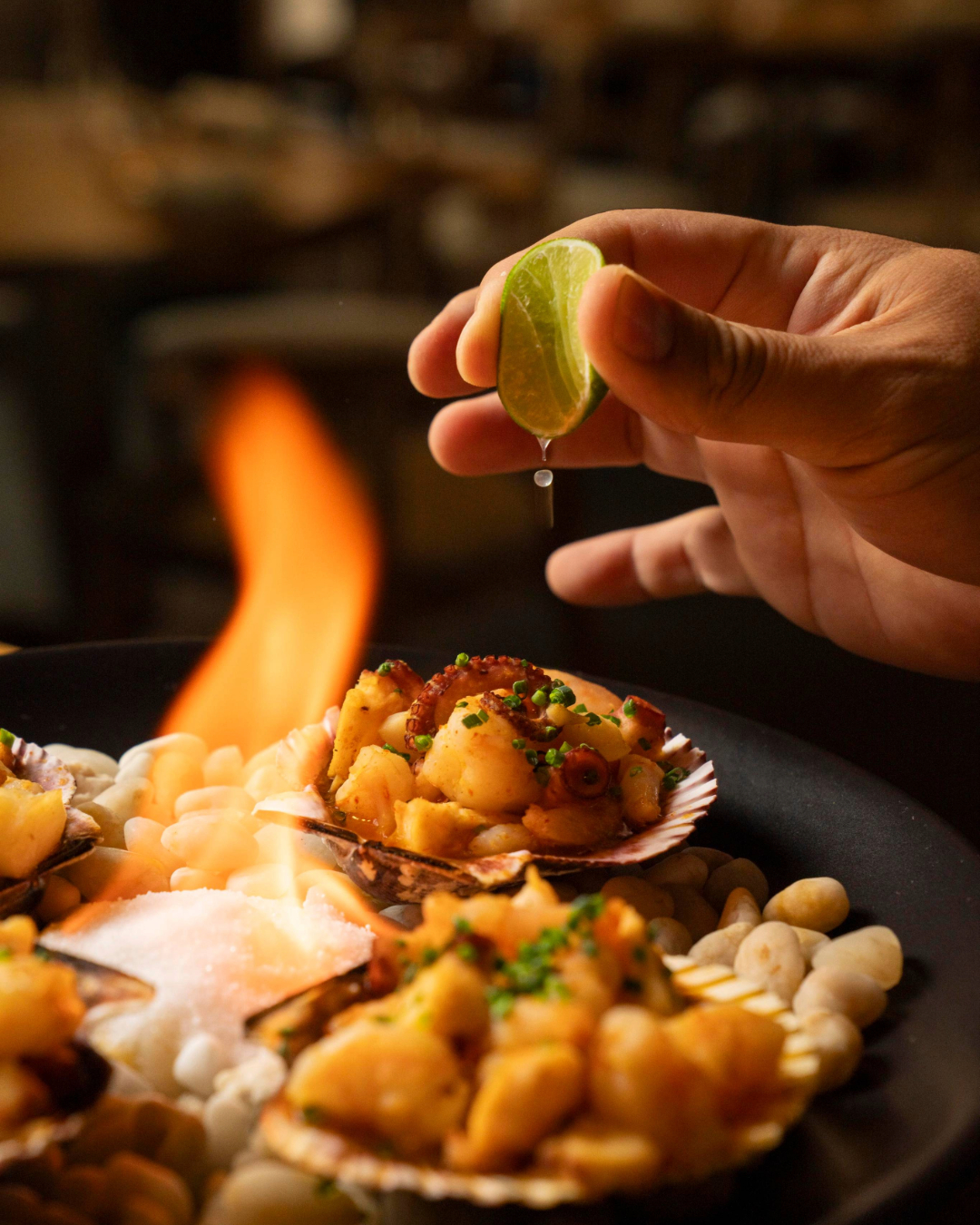 Plato de cocina nikkei en Osaka Bogotá
