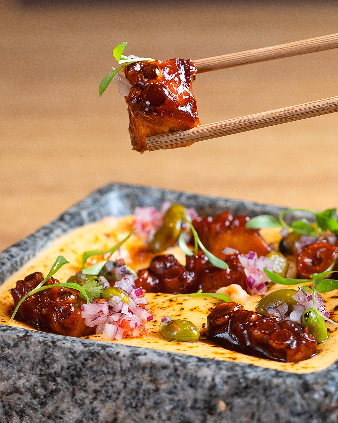 Plato de cocina nikkei en Osaka Sao Paulo